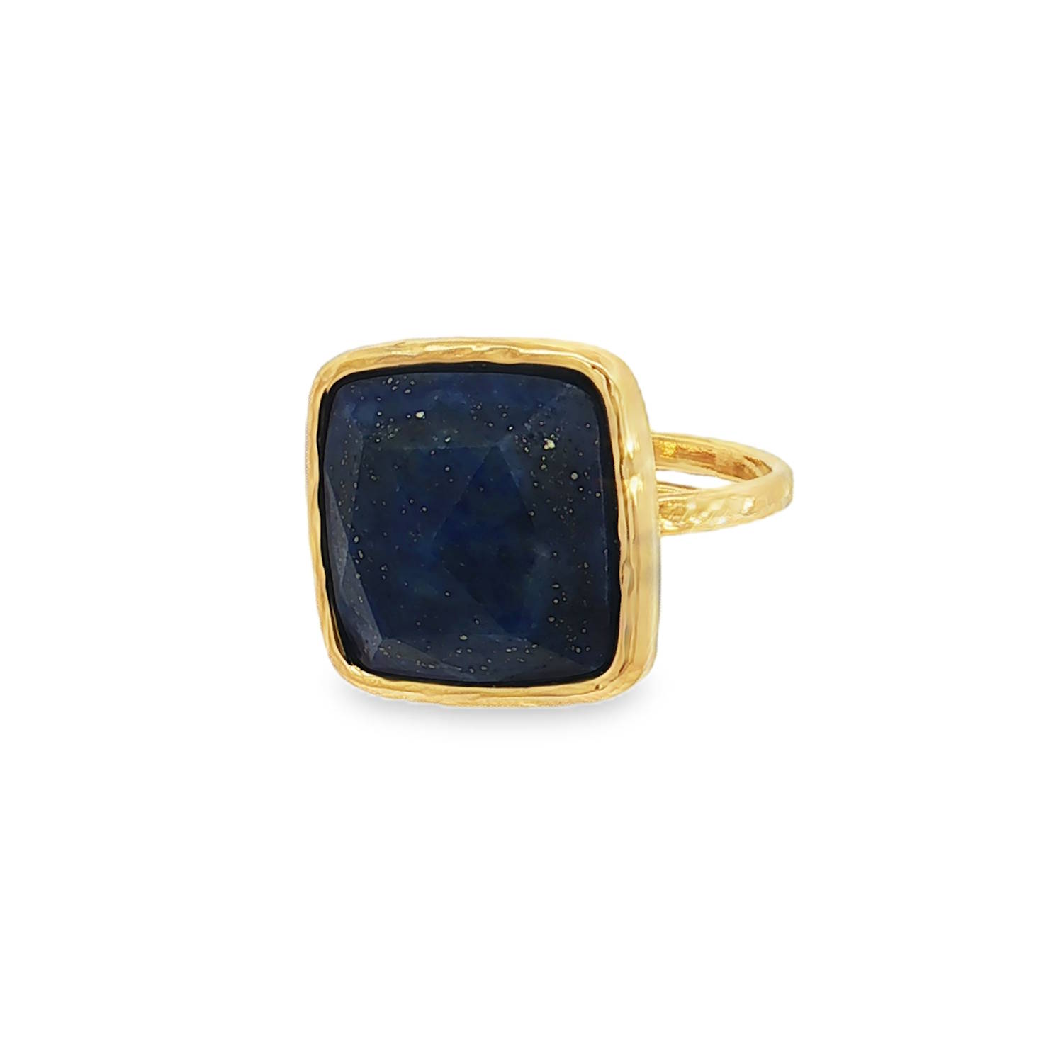 Arborez une élégance audacieuse avec cette bague cocktail, mariant l'éclat chaleureux de l'acier doré à la profondeur mystérieuse d'un lapis lazuli d'imitation.<br/>La pierre, taillée en cabochon carré, reflète un bleu intense, promesse d'une allure sophistiquée et d'une touche d'originalité.<br/>Taille ajustable. Carré Adolescent Adulte Femme Fille Indémodable Arborez une élégance audacieuse avec cette bague cocktail, mariant l'éclat chaleureux de l'acier doré à la profondeur mystérieuse d'un lapis lazuli d'imitation.<br/>La pierre, taillée en cabochon carré, reflète un bleu intense, promesse d'une allure sophistiquée et d'une touche d'originalité.<br/>Taille ajustable. Carré Adolescent Adulte Femme Fille Indémodable