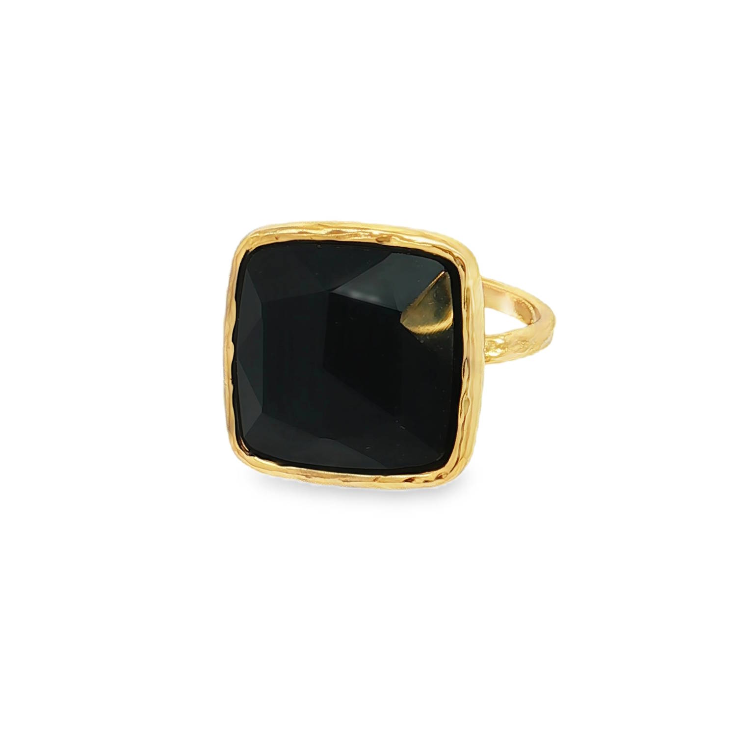 Arborez une élégance audacieuse avec cette bague cocktail, mariant l'éclat chaleureux de l'acier doré à la profondeur mystérieuse d'un onyx d'imitation.<br/>La pierre, taillée en cabochon carré, reflète un noir intense, promesse d'une allure sophistiquée et d'une touche d'originalité.<br/>Taille ajustable. Carré Adolescent Adulte Femme Fille Indémodable Arborez une élégance audacieuse avec cette bague cocktail, mariant l'éclat chaleureux de l'acier doré à la profondeur mystérieuse d'un onyx d'imitation.<br/>La pierre, taillée en cabochon carré, reflète un noir intense, promesse d'une allure sophistiquée et d'une touche d'originalité.<br/>Taille ajustable. Carré Adolescent Adulte Femme Fille Indémodable