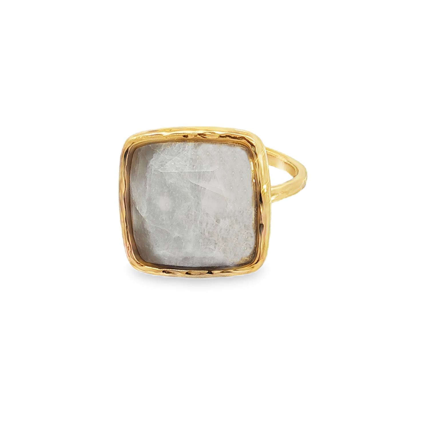 Arborez une élégance audacieuse avec cette bague cocktail, mariant l'éclat chaleureux de l'acier doré à la profondeur mystérieuse d'une pierre d'imitation.<br/>La pierre, taillée en cabochon carré, reflète un blanc intense, promesse d'une allure sophistiquée et d'une touche d'originalité.<br/>Taille ajustable. Carré Adolescent Adulte Femme Fille Indémodable Arborez une élégance audacieuse avec cette bague cocktail, mariant l'éclat chaleureux de l'acier doré à la profondeur mystérieuse d'une pierre d'imitation.<br/>La pierre, taillée en cabochon carré, reflète un blanc intense, promesse d'une allure sophistiquée et d'une touche d'originalité.<br/>Taille ajustable. Carré Adolescent Adulte Femme Fille Indémodable