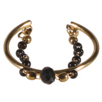 Bague composé d'un anneau en acier doré et d'une chaîne avec perles en acier doré et perles de couleur noire. Taille ajustable.