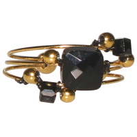 Bague triple rangs en acier doré surmontée de perles cubiques de couleur noire. Taille ajustable.