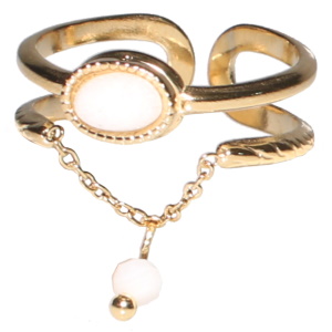 Bague double rangs en acier doré composée d'un cabochon ovale de couleur blanc et d'une chaîne avec une perle de couleur blanche. Taille ajustable.