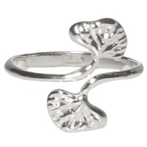 Bague surmontée de deux feuilles de ginkgo en acier argenté. Taille ajustable.