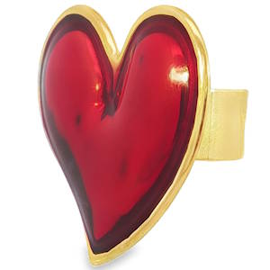 Captivant, cette bague cocktail en acier doré est ornée de rouge vif en forme de cœur. Sa monture dorée accentue l'éclat. Une pièce élégante pour une touche d'originalité raffinée. Taille ajustable.