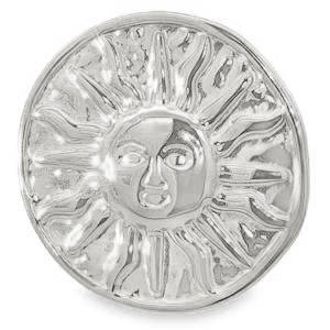 Cette bague en acier argenté met en scène un soleil rayonnant au design captivant. L'éclat chaleureux du métal précieux rehausse les traits expressifs du visage solaire. Un bijou céleste qui apporte lumière et positivité à votre style. Taille ajustable.