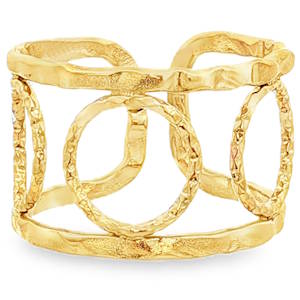 Cette alliance de type bandeau est réalisée en acier doré poli avec une finition miroir éclatante. Sa silhouette classique offre un design intemporel et une élégance sobre. La structure symétrique et les bords lisses assurent un confort optimal. Parfaitement équilibrée, cette pièce d'une grande pureté incarne le raffinement artisanal. Son lustre naturel souligne la richesse du métal précieux, faisant de ce bijou un choix prestigieux pour célébrer une union éternelle.