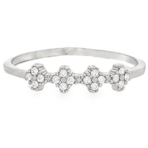 Bague d'exception en acier argenté, arborant un design sophistiqué à plusieurs strass. L'arrangement symétrique et la composition soignée de cette pièce reflètent un savoir-faire joaillier de haute précision, idéal pour une élégance intemporelle et raffinée. Taille ajustable.