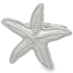 Arborez un style marin avec cette bague cocktail en acier argenté. Sa forme d'étoile de mer captivante en fait un bijou remarquable. Portez ce bijou pour une touche de fantaisie. Taille ajustable.