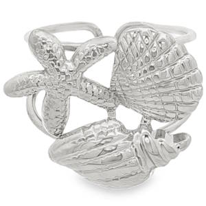 Arborez un style marin avec cette bague cocktail en acier argenté. Confectionnée avec une minutie particulière, cette bague met en scène une succession de motifs de la mer tels que l'étoile de mer et des coquillage, créant un bijou à la fois moderne et intemporel. Taille ajustable.