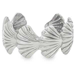 Arborez un style marin avec cette bague cocktail en acier argenté. Confectionnée avec une minutie particulière, cette bague met en scène une succession de motifs de coquillages, créant un bijou à la fois moderne et intemporel. Un accessoire raffiné qui apportera une touche de poésie à votre allure. Taille ajustable.