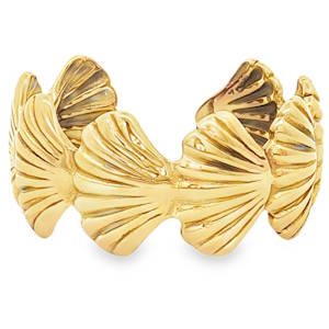 Arborez un style marin avec cette bague cocktail en acier doré. Confectionnée avec une minutie particulière, cette bague met en scène une succession de motifs de coquillages, créant un bijou à la fois moderne et intemporel. Un accessoire raffiné qui apportera une touche de poésie à votre allure. Taille ajustable.