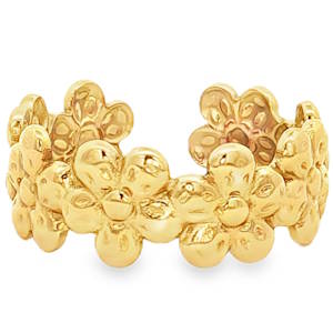 Arborez un style délicat et féminin avec cette bague pour phalange en acier doré. Confectionnée avec une minutie particulière, cette bague met en scène une succession de motifs floraux ajourés, créant un bijou à la fois moderne et intemporel. Un accessoire raffiné qui apportera une touche de poésie à votre allure. Taille ajustable.