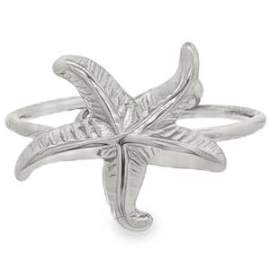 Arborez un style marin avec cette bague cocktail en acier argenté. Sa forme d'étoile de mer captivante en fait un bijou remarquable. Portez ce bijou pour une touche de fantaisie. Taille ajustable.