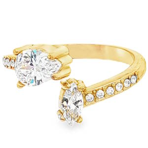 Bague cocktail d'exception en acier doré, mettant en scène un cristal principal de taille poire exceptionnelle. Le cristal central, taillé en brillant pour une réflexion lumineuse optimale, est magnifié par un sertissage élégant. La monture raffinée est agrémentée d'un pavage de petits strass ronds, créant un contraste étincelant. Chaque détail, du polissage miroir à la symétrie parfaite de la taille poire, témoigne d'un savoir-faire joaillier de haute précision pour une élégance intemporelle. Taille ajustable.