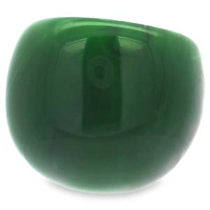 Découvrez cette bague bandeau unique, conçue à partir d'un matériau non métallique chaleureux rappelant le jade vert. Une création moderne qui allie esthétique et confort, parfaite pour ajouter une touche d'originalité discrète à votre quotidien. Ce bijou distinctif se distingue par son design fluide et sa texture agréable. Taille 8 unique.