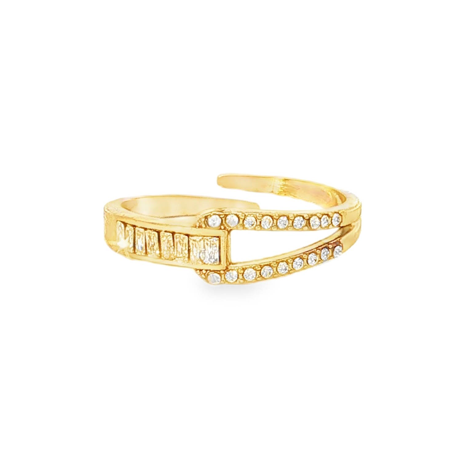 Cette bague en acier inoxydable doré est une pièce d'exception qui marie l'audace du design contemporain au raffinement de la joaillerie classique.<br/>Cette bague en acier inoxydable doré est une pièce d'exception qui marie l'audace du design contemporain au raffinement de la joaillerie classique.<br/>Le corps de la bague présente une silhouette ajourée et asymétrique, s'inspirant des lignes fluides de la haute couture. Sa forme évoque subtilement une boucle de ceinture stylisée ou un lien précieux, symbolisant l'union et l'élégance.<br/>La bague est sertie d'une double rangée de cristaux cubique de tailles variées.<br/>Grâce à son anneau ouvert à l'arrière, elle s'adapte parfaitement à différentes tailles de doigts, permettant de la porter aussi bien sur l'index que sur l'annulaire selon vos envies. Strass Adolescent Adulte Femme Fille Indémodable Cette bague en acier inoxydable doré est une pièce d'exception qui marie l'audace du design contemporain au raffinement de la joaillerie classique.<br/>Cette bague en acier inoxydable doré est une pièce d'exception qui marie l'audace du design contemporain au raffinement de la joaillerie classique.<br/>Le corps de la bague présente une silhouette ajourée et asymétrique, s'inspirant des lignes fluides de la haute couture. Sa forme évoque subtilement une boucle de ceinture stylisée ou un lien précieux, symbolisant l'union et l'élégance.<br/>La bague est sertie d'une double rangée de cristaux cubique de tailles variées.<br/>Grâce à son anneau ouvert à l'arrière, elle s'adapte parfaitement à différentes tailles de doigts, permettant de la porter aussi bien sur l'index que sur l'annulaire selon vos envies. Strass Adolescent Adulte Femme Fille Indémodable