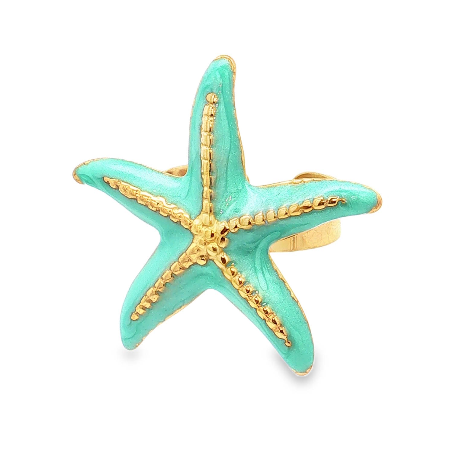 Apportez une touche de fraîcheur océanique à votre style avec cette bague sculpturale. Alliant la robustesse de l'acier et la finesse d'un design d'inspiration marine, ce bijou est une véritable invitation au voyage.<br/>Une étoile de mer aux courbes dynamiques, minutieusement travaillée pour capturer l'essence de la vie marine.<br/>Le corps de l'étoile est habillé d'un émail turquoise lumineux au fini brillant, créant un contraste saisissant avec les bordures dorées.<br/>Le centre et les branches de l'étoile sont ornés de délicats picots dorés en relief, imitant la texture naturelle des étoiles de mer avec une touche de sophistication.<br/>La bague dispose d'un corps ajustable (ouvert à l'arrière), permettant de l'adapter parfaitement à toutes les morphologies de doigts. Etoile Adolescent Adulte Animaux Eté Femme Fille Nature Printemps Apportez une touche de fraîcheur océanique à votre style avec cette bague sculpturale. Alliant la robustesse de l'acier et la finesse d'un design d'inspiration marine, ce bijou est une véritable invitation au voyage.<br/>Une étoile de mer aux courbes dynamiques, minutieusement travaillée pour capturer l'essence de la vie marine.<br/>Le corps de l'étoile est habillé d'un émail turquoise lumineux au fini brillant, créant un contraste saisissant avec les bordures dorées.<br/>Le centre et les branches de l'étoile sont ornés de délicats picots dorés en relief, imitant la texture naturelle des étoiles de mer avec une touche de sophistication.<br/>La bague dispose d'un corps ajustable (ouvert à l'arrière), permettant de l'adapter parfaitement à toutes les morphologies de doigts. Etoile Adolescent Adulte Animaux Eté Femme Fille Nature Printemps