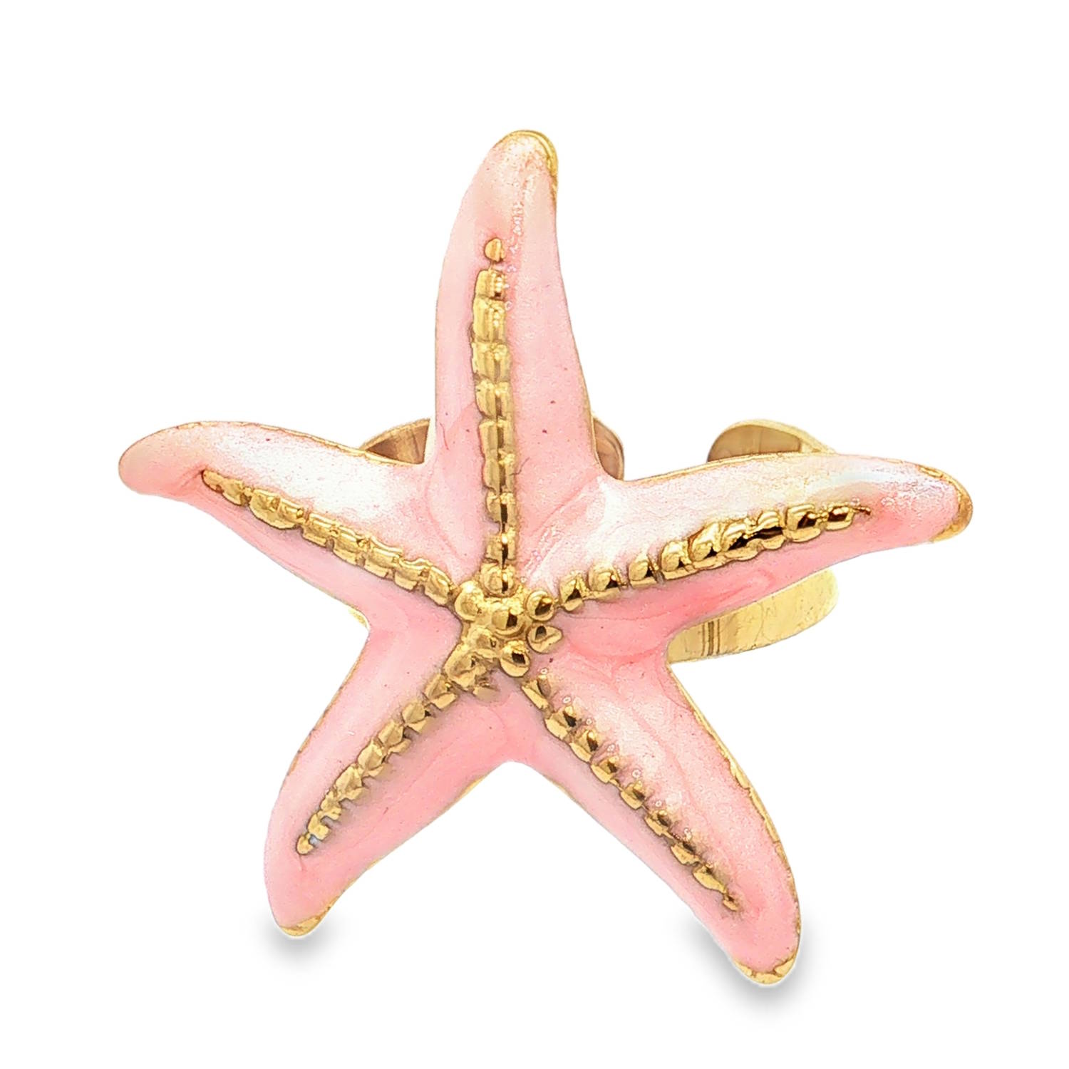 Apportez une touche de fraîcheur marine et de fantaisie à votre style avec cette bague en acier inoxydable haute qualité. Alliant robustesse et délicatesse, ce bijou se distingue par son design inspiré des trésors de l'océan.<br/>L'étoile de mer présente des détails en relief minutieux, soulignés par une structure dorée qui imite la texture naturelle de ce fascinant habitant marin.<br/>Le corps de l'étoile est recouvert d'un émail rose poudré doux et brillant, offrant un contraste élégant avec l'éclat du doré.<br/>La bague dispose d'un corps ajustable (ouvert à l'arrière), permettant de l'adapter parfaitement à toutes les morphologies de doigts. Etoile Adolescent Adulte Animaux Eté Femme Fille Nature Printemps Apportez une touche de fraîcheur marine et de fantaisie à votre style avec cette bague en acier inoxydable haute qualité. Alliant robustesse et délicatesse, ce bijou se distingue par son design inspiré des trésors de l'océan.<br/>L'étoile de mer présente des détails en relief minutieux, soulignés par une structure dorée qui imite la texture naturelle de ce fascinant habitant marin.<br/>Le corps de l'étoile est recouvert d'un émail rose poudré doux et brillant, offrant un contraste élégant avec l'éclat du doré.<br/>La bague dispose d'un corps ajustable (ouvert à l'arrière), permettant de l'adapter parfaitement à toutes les morphologies de doigts. Etoile Adolescent Adulte Animaux Eté Femme Fille Nature Printemps