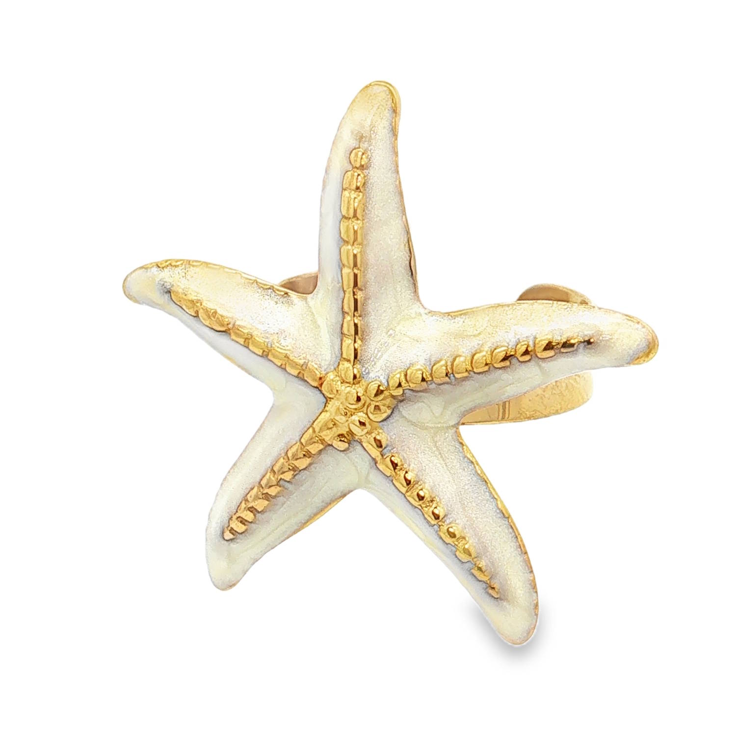 Apportez une touche de poésie marine à votre style avec cette bague sculpturale. Inspirée par les merveilles de l'océan, elle capture l'essence même de l'été avec finesse et originalité.<br/>Une étoile de mer aux courbes réalistes, délicatement posée sur le doigt.<br/>Le corps de l'étoile est habillé d'un émaillage blanc perlé aux reflets irisés, offrant un contraste lumineux avec le métal.<br/>Une ligne centrale de perles dorées souligne chaque branche de l'étoile, ajoutant une texture précieuse et un éclat solaire à l'ensemble.<br/>La bague dispose d'un corps ajustable (ouvert à l'arrière), permettant de l'adapter parfaitement à toutes les morphologies de doigts. Etoile Adolescent Adulte Animaux Eté Femme Fille Nature Printemps Apportez une touche de poésie marine à votre style avec cette bague sculpturale. Inspirée par les merveilles de l'océan, elle capture l'essence même de l'été avec finesse et originalité.<br/>Une étoile de mer aux courbes réalistes, délicatement posée sur le doigt.<br/>Le corps de l'étoile est habillé d'un émaillage blanc perlé aux reflets irisés, offrant un contraste lumineux avec le métal.<br/>Une ligne centrale de perles dorées souligne chaque branche de l'étoile, ajoutant une texture précieuse et un éclat solaire à l'ensemble.<br/>La bague dispose d'un corps ajustable (ouvert à l'arrière), permettant de l'adapter parfaitement à toutes les morphologies de doigts. Etoile Adolescent Adulte Animaux Eté Femme Fille Nature Printemps