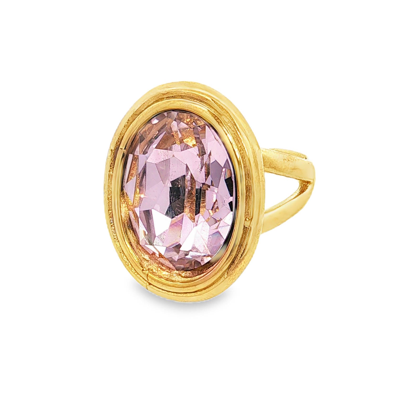 Affirmez votre style avec cette bague magistrale qui allie la robustesse de l'acier à l'élégance intemporelle d'une pierre facettée. Ce bijou captivant est conçu pour celles qui recherchent une pièce forte, capable d'illuminer n'importe quelle tenue.<br/>Au centre trône un imposant cristal facetté de couleur rose poudré. Sa taille ovale et ses multiples facettes captent la lumière sous tous les angles, offrant un éclat cristallin et romantique.<br/>La bague dispose d'un corps ajustable (ouvert à l'arrière), permettant de l'adapter parfaitement à toutes les morphologies de doigts. Ovale Solitaire Adolescent Adulte Femme Fille Indémodable Affirmez votre style avec cette bague magistrale qui allie la robustesse de l'acier à l'élégance intemporelle d'une pierre facettée. Ce bijou captivant est conçu pour celles qui recherchent une pièce forte, capable d'illuminer n'importe quelle tenue.<br/>Au centre trône un imposant cristal facetté de couleur rose poudré. Sa taille ovale et ses multiples facettes captent la lumière sous tous les angles, offrant un éclat cristallin et romantique.<br/>La bague dispose d'un corps ajustable (ouvert à l'arrière), permettant de l'adapter parfaitement à toutes les morphologies de doigts. Ovale Solitaire Adolescent Adulte Femme Fille Indémodable