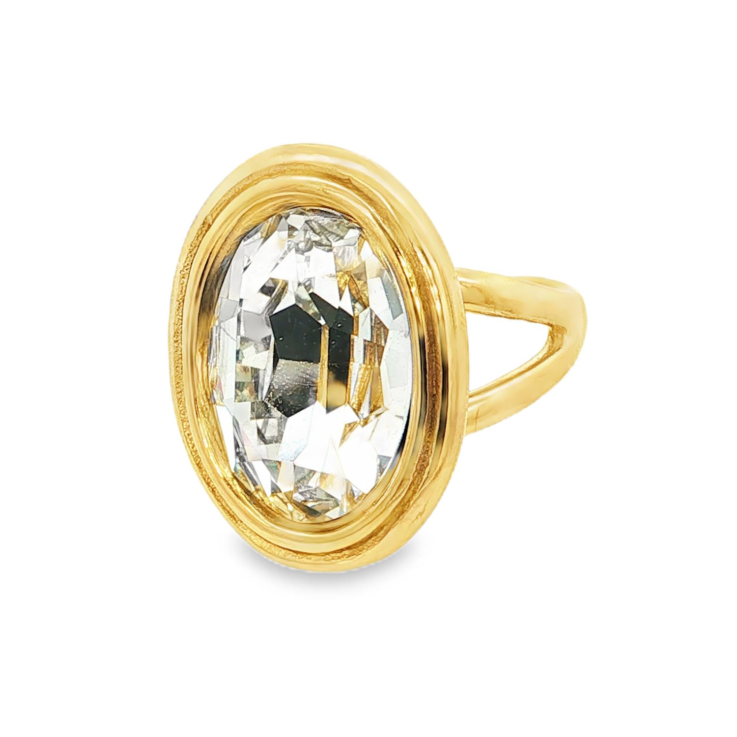 Affirmez votre style avec cette bague magistrale qui allie la robustesse de l'acier à l'élégance intemporelle d'une pierre facettée. Ce bijou captivant est conçu pour celles qui recherchent une pièce forte, capable d'illuminer n'importe quelle tenue.<br/>Elle arbore un imposant cristal facetté transparent de forme ovale. La taille du cristal permet de capturer et de refléter intensément la lumière, créant des éclats brillants à chaque mouvement.<br/>La bague dispose d'un corps ajustable (ouvert à l'arrière), permettant de l'adapter parfaitement à toutes les morphologies de doigts. Ovale Solitaire Adolescent Adulte Femme Fille Indémodable Affirmez votre style avec cette bague magistrale qui allie la robustesse de l'acier à l'élégance intemporelle d'une pierre facettée. Ce bijou captivant est conçu pour celles qui recherchent une pièce forte, capable d'illuminer n'importe quelle tenue.<br/>Elle arbore un imposant cristal facetté transparent de forme ovale. La taille du cristal permet de capturer et de refléter intensément la lumière, créant des éclats brillants à chaque mouvement.<br/>La bague dispose d'un corps ajustable (ouvert à l'arrière), permettant de l'adapter parfaitement à toutes les morphologies de doigts. Ovale Solitaire Adolescent Adulte Femme Fille Indémodable