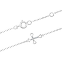 Bracelet composé d'une chaîne en argent 925/000 rhodié et d'une croix pavée d'oxydes de zirconium blancs. Fermoir anneau ressort avec anneau de rappel à 16 et 16 cm.

