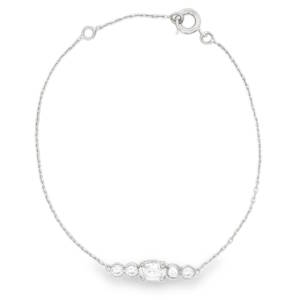 Ce bracelet délicat incarne l'élégance minimaliste et le raffinement. Conçu en argent 925/000 rhodié, il se distingue par sa finesse et son éclat intemporel, parfait pour sublimer le poignet au quotidien ou lors d'occasions spéciales. Le cœur du bracelet présente une composition horizontale de cinq pierres scintillantes. Au centre trône un oxyde de zirconium de taille ovale, encadré de chaque côté par deux pierres de taille ronde, créant un dégradé de lumière harmonieux. Doté de deux anneaux de réglage et d'un fermoir anneau ressort sécurisé, il s'adapte parfaitement à toutes les morphologies de poignet.