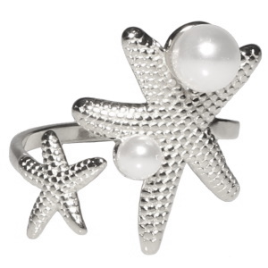 Bague ouverte en forme de deux étoiles de mer en acier argenté surmontée de perles d'imitation. Taille ajustable.
