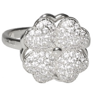 Bague en métal argenté avec un trèfle à quatre feuilles rotatif serti de strass. Bague anti stress avec un objet rotatif pour soulager l'anxiété et le stress. Taille ajustable.
