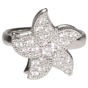 Bague en métal argenté surmontée d'une fleur rotative sertie de strass. Bague anti stress avec un objet rotatif pour soulager l'anxiété et le stress. Taille ajustable.

