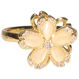 Bague en métal doré surmontée d'une fleur rotative sertie de strass et de cristaux. Bague anti stress avec un objet rotatif pour soulager l'anxiété et le stress. Taille ajustable.
