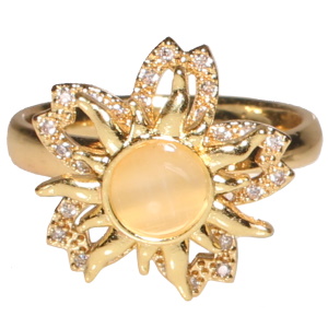 Bague en métal doré avec une fleur sertie de strass surmontée d'un soleil rotatif serti d'un cristal. Bague anti stress avec un objet rotatif pour soulager l'anxiété et le stress. Taille ajustable.