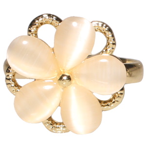 Bague en métal doré surmontée d'une fleur rotative en cristal. Bague anti stress avec un objet rotatif pour soulager l'anxiété et le stress. Taille ajustable.