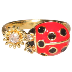 Bague en métal doré avec une fleur sertie d'un strass et surmontée d'une coccinelle rotative sertie de strass et pavée d'émail rouge et banc. Bague anti stress avec un objet rotatif pour soulager l'anxiété et le stress. Taille ajustable.