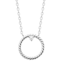 Collier composé d'une chaîne et d'un pendentif cercle tressé en argent 925/000 rhodié surmonté d'un oxyde de zirconium blanc serti 3 griffes. Fermoir mousqueton avec anneaux de rappel à 40, 42 et 45 cm.