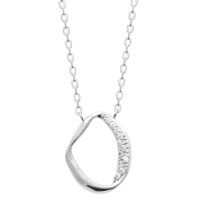 Collier composé d'une chaîne et d'un pendentif au motif de cercle difforme en argent 925/000 rhodié en partie pavé d'oxydes de zirconium blancs. Fermoir mousqueton avec anneaux de rappel à 40, 42 et 45 cm.