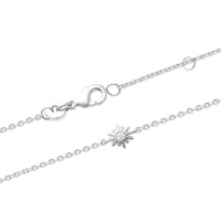 Bracelet composé d'une chaîne en argent 925/000 rhodié et d'un soleil serti d'un oxyde de zirconium blanc. Fermoir mousqueton avec anneaux de rappel à 16 et 18 cm.