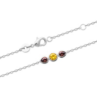 Bracelet composé d'une chaîne en argent 925/000 rhodié serti de trois pierres de couleur dorée et violette. Fermoir mousqueton avec anneaux de rappel à 16 et 18 cm.