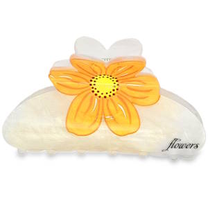 Cette pince à cheveux dégage un style printanier et rafraîchissant. La base de la pince présente un blanc crème avec un effet nacré qui capture joliment la lumière. Elle est ornée d'une grande fleur orange éclatante au centre, dont le cœur est détaillé de petits points marrons et jaunes, rappelant une marguerite ou un cosmos.