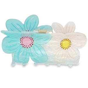 Cette pince à cheveux est l'accessoire parfait pour apporter une touche printanière et romantique à votre coiffure. À la fois fonctionnelle et esthétique, elle se distingue par son design délicat. La pince est ornée de deux fleurs de type marguerite ou cosmos, imbriquées l'une dans l'autre. Un duo de couleurs pastel très doux. La première fleur est d'un bleu turquoise translucide avec un cœur rose, tandis que la seconde est d'un blanc nacré avec un cœur jaune ensoleillé.