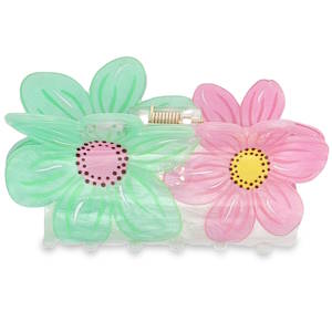Cette pince à cheveux est l'accessoire parfait pour apporter une touche printanière et romantique à votre coiffure. À la fois fonctionnelle et esthétique, elle se distingue par son design délicat. La pince est ornée de deux fleurs généreuses dont les pétales présentent des rainures détaillées pour un effet texturé très réaliste. Elle joue sur un duo de couleurs pastel très doux. Une fleur vert menthe translucide avec un cœur rose parsemé de points foncés. Une fleur rose poudré avec un cœur jaune vif entouré de petits points bruns. Le corps de la pince possède un aspect nacré ou marbré blanc, ce qui lui donne un côté élégant et haut de gamme.