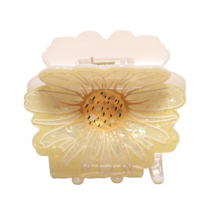 Apportez une touche de fraîcheur et de poésie à votre coiffure avec cette pince crabe élégante. Inspirée par la beauté des fleurs printanières, elle allie parfaitement style rétro et finitions modernes. Cette pince se distingue par son motif de fleur stylisée (rappelant une marguerite) aux couleurs vibrantes. Les pétales arborent un dégradé de jaunes, offrant un rendu très lumineux et printanier. Le centre de la fleur est d'un jaune vif contrasté, parsemé de petits points jaunes et noirs, ce qui lui donne un aspect presque pop art ou cartoon. La matière possède un fini légèrement irisé ou nacré, qui capture la lumière et donne du relief aux pétales.