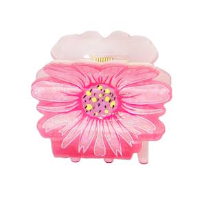 Apportez une touche de fraîcheur et de poésie à votre coiffure avec cette pince crabe élégante. Inspirée par la beauté des fleurs printanières, elle allie parfaitement style rétro et finitions modernes. La pince arbore une magnifique fleur épanouie (style marguerite ou gerbera) aux nuances de rose vif et de magenta. Le cœur de la fleur est parsemé de petites touches jaunes et noires, créant un contraste réaliste et joyeux.