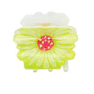 Apportez une touche de fraîcheur et de poésie à votre coiffure avec cette pince crabe élégante. Inspirée par la beauté des fleurs printanières, elle allie parfaitement style rétro et finitions modernes. Cette pince se distingue par son motif de fleur stylisée (rappelant une marguerite) aux couleurs vibrantes. Les pétales arborent un dégradé de vert lime et de jaune acide, offrant un rendu très lumineux et printanier. Le centre de la fleur est d'un rose vif contrasté, parsemé de petits points jaunes, ce qui lui donne un aspect presque pop art ou cartoon. La matière possède un fini légèrement irisé ou nacré, qui capture la lumière et donne du relief aux pétales.