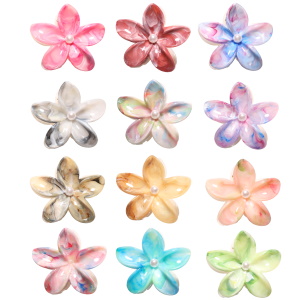 Pince crabe pour cheveux en forme de fleur en plastique de couleur surmontée d'une perle d'imitation. 12 coloris différents. Vendu à l'unité. Votre préférence en commentaire.