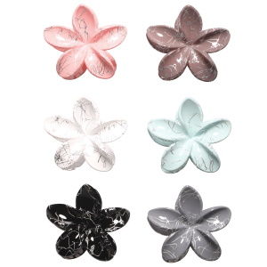 Pince crabe pour cheveux en forme de fleur en plastique de couleur avec motifs argentés. 6 coloris différents. Vendu à l'unité. Votre préférence en commentaire.