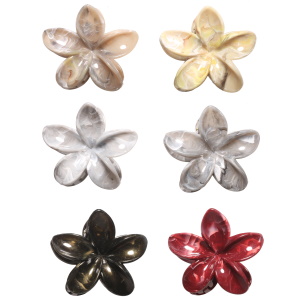 Pince crabe pour cheveux en forme de fleur en plastique de couleur. 6 coloris différents. Vendu à l'unité. Votre préférence en commentaire.