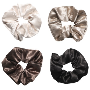 Chouchou élastique pour cheveux en textile satiné de couleur avec motifs de fleur. 4 coloris différents. Vendu à l'unité. Votre préférence en commentaire.