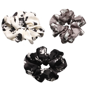 Chouchou élastique pour cheveux en textile satiné de couleur avec motifs florales. 3 coloris différents. Vendu à l'unité. Votre préférence en commentaire.