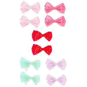 Lot de 2 barrettes à cheveux élégantes, parfaites pour ajouter une touche de coquetterie et de couleur à une coiffure. Chaque barrette est composée d'un ruban de satin uni en dessous, surmonté d'un voile de tulle assorti. Le tulle est parsemé de petits strass argentés ou de paillettes, créant un effet scintillant qui accroche la lumière. Un petit ruban central maintient le nœud en place de manière élégante. Idéal pour offrir en cadeau à une enfant ou une jeune fille aimant les accessoires girly. 5 coloris différents. Vendu par lot de 2. Votre préférence en commentaires.